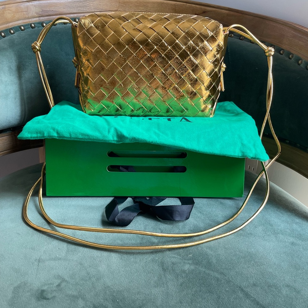 Beautiful buttery gold metallic 100% leather crossbody bag! - Picture 3 of 10